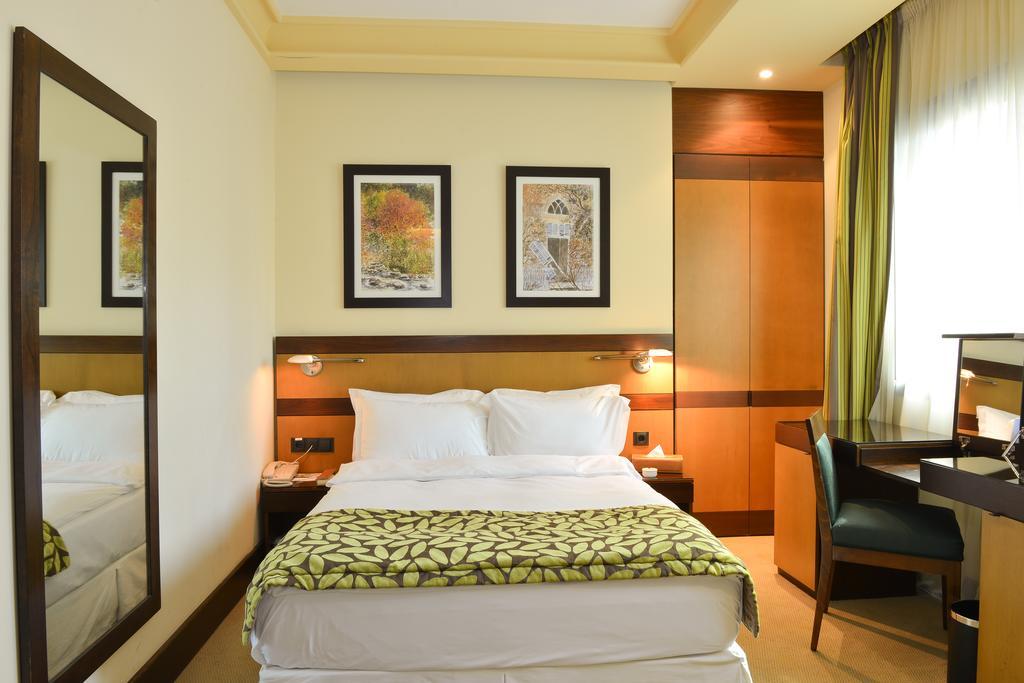 Coral Beirut Al Hamra Hotel Eksteriør billede